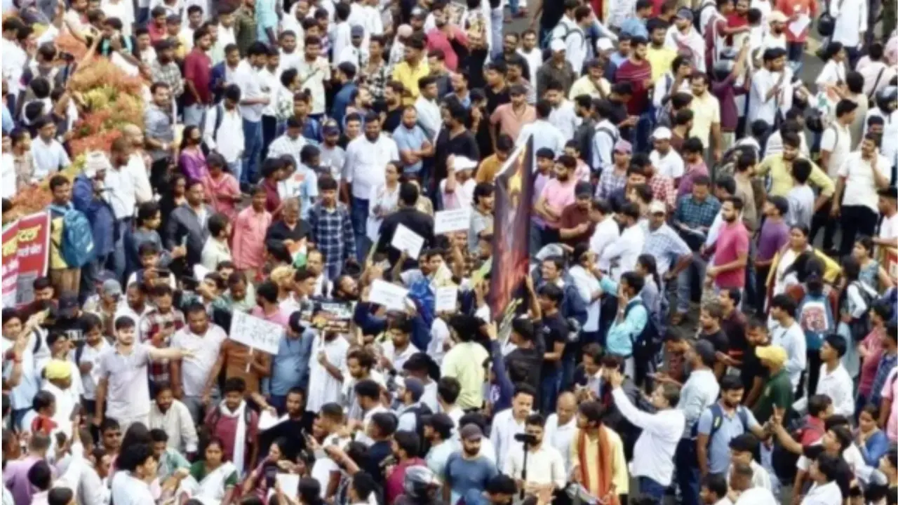 Jharkhand Students Protest: रांची में विधानसभा का घेराव करने जा रहे प्रदर्शनकारी छात्रों पर पुलिस ने किया लाठीचार्ज Jharkhand Students Protest Police lathicharge, use water cannons as thousands breach barricades