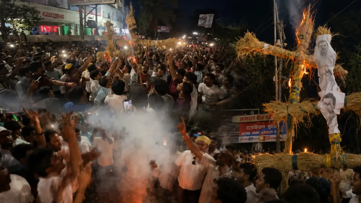 JPSC-JSSC Aspirants Burn Effigies of Soren, Rahul Gandhi & Tejashwi Yadav Over Exam Irregularities JPSC-JSSC Aspirants Burn Effigies of Soren, Rahul Gandhi & Tejashwi Yadav Over Exam Irregularities