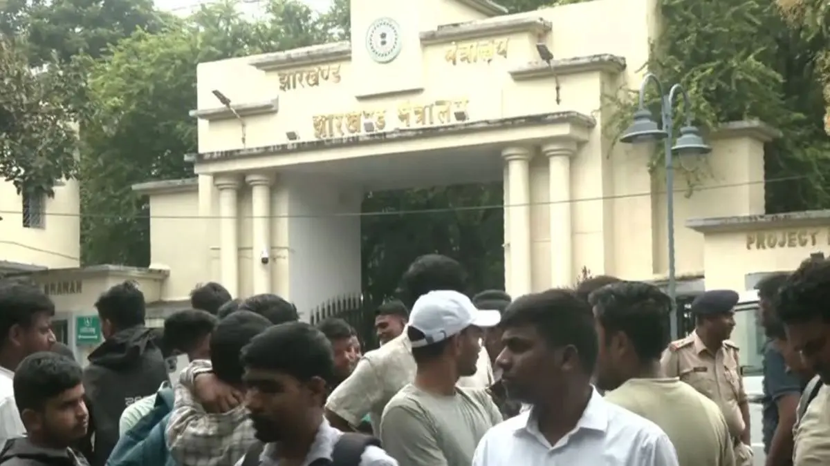 JSSC-CGL रद्द होने से भड़के सफल अभ्यर्थी: सड़क पर उतरे युवा, फैसले के खिलाफ कोर्ट जाने की तैयारी JSSC-CGL qualified candidates approach court after exam cancellation order
