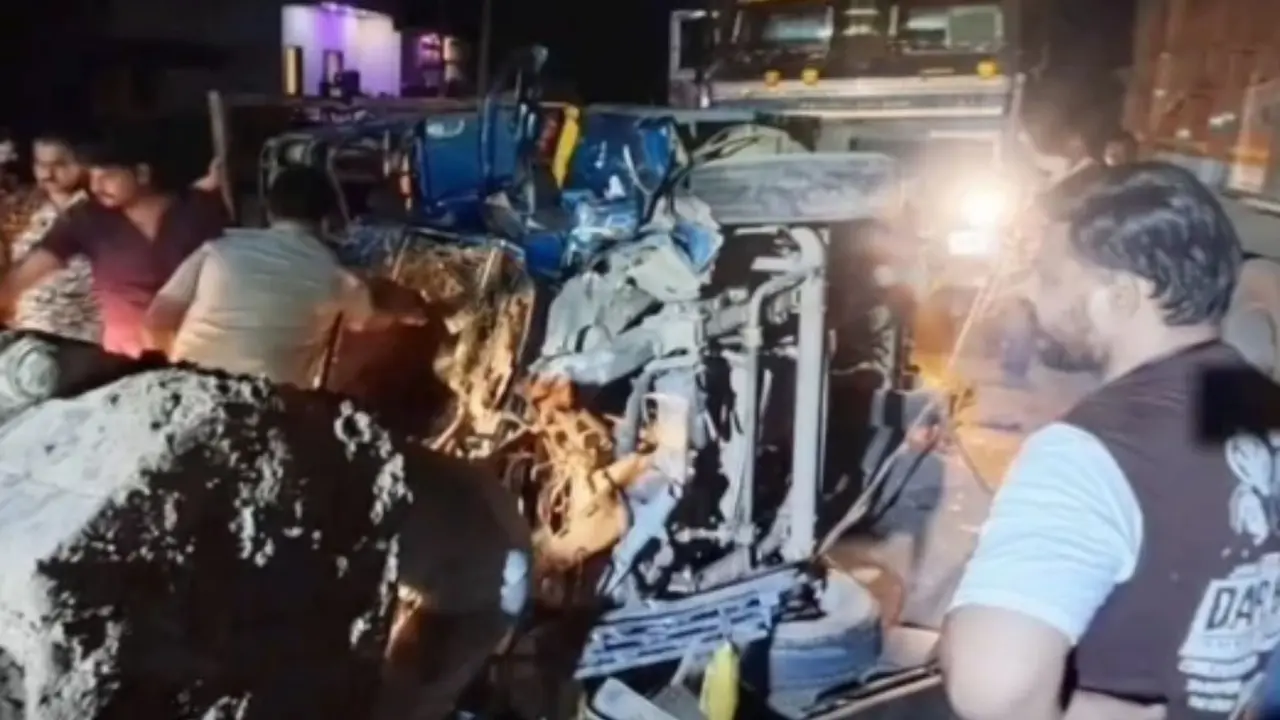 MP: सड़क पर बैठी गायों को बचाने के चक्कर में भीषण हादसा, मजदूरों से भरा लोडिंग वाहन ट्रक से टकराया, 8 की मौत; धान रोपाई का काम कर लौट रहे थे घर Madhya Pradesh: 8 labours killed and more than 25 injured in road accident at national highway 719 near chemak village