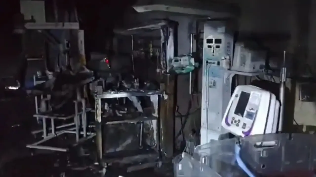 महाराष्ट्र के अमरावती में दर्दनाक हादसा, अस्पताल के NICU में वेंटिलेटर में ब्लास्ट के बाद लगी भीषण आग; जिंदा जलकर तीन नवजातों की मौत Maharashtra 3 newborns killed in fire at Amravati hospital after explosion in nicu ventilator