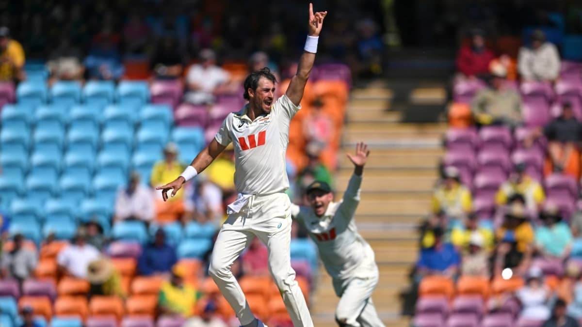 Mitchell Starc appeals for a wicket