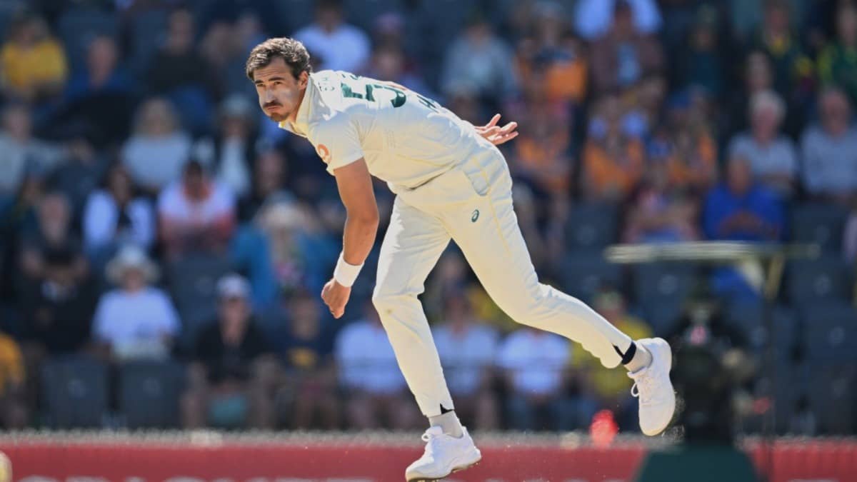 Mitchell Starc in action