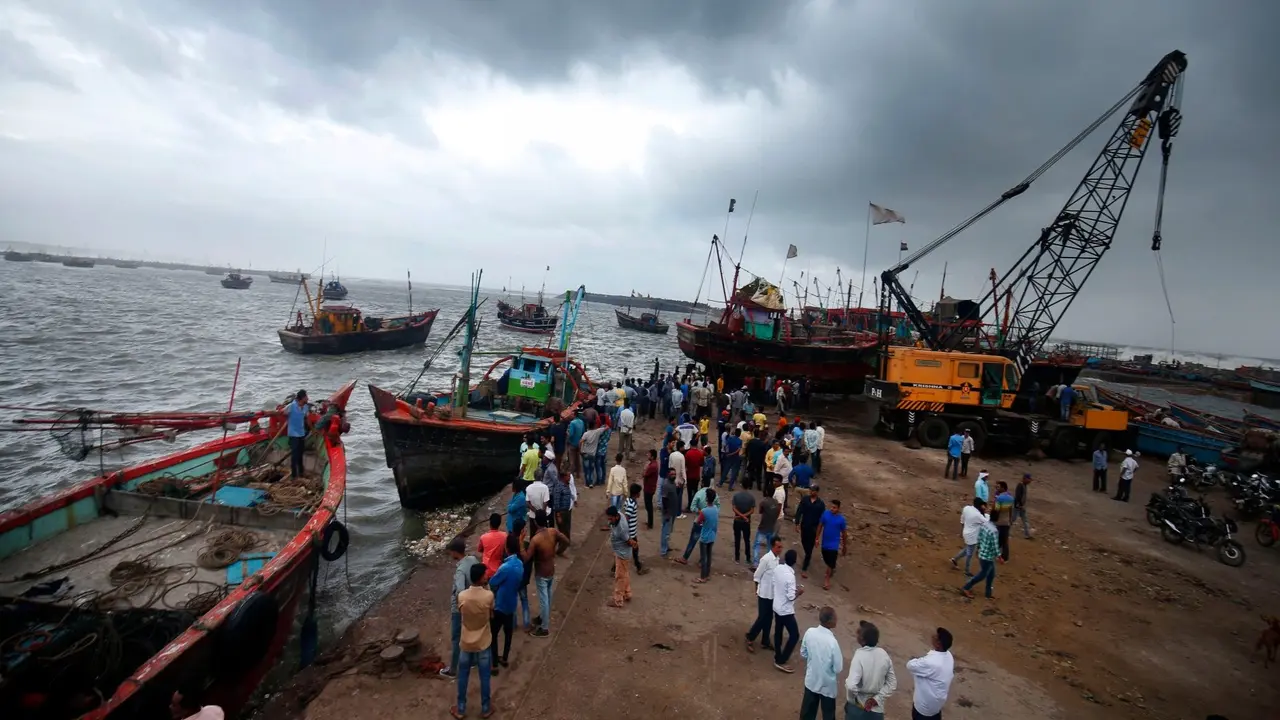 Mumbai: 2 Injured After Crane Catches Fire During Cargo Unloading at BPS Port; Probe Underway Mumbai: 2 Injured After Crane Catches Fire During Cargo Unloading at BPS Port; Probe Underway