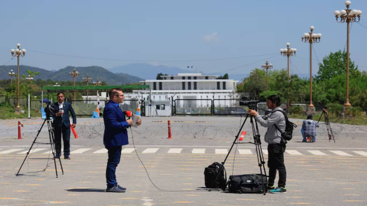 Pakistan Expands Media Curbs to Local Journalists Working for Foreign Outlets