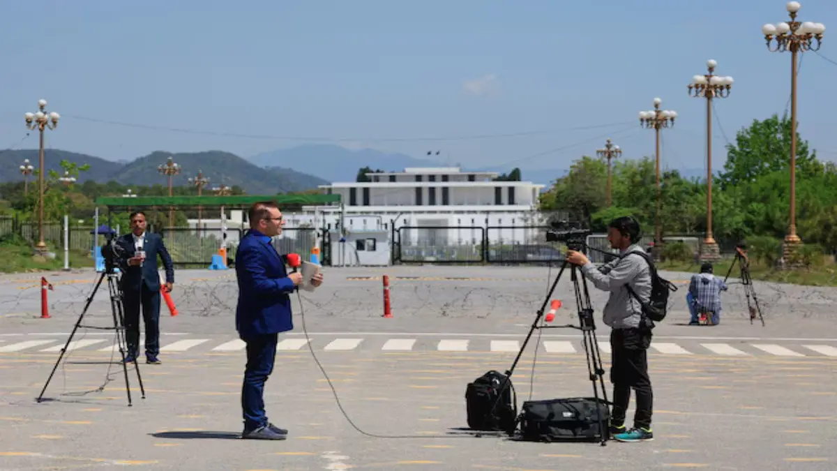 Pakistan Expands Media Curbs to Local Journalists Working for Foreign Outlets Pakistan Expands Media Curbs to Local Journalists Working for Foreign Outlets