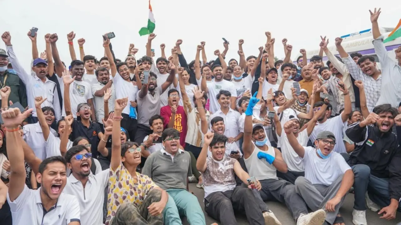 पारुल यूनिवर्सिटी के छात्रों ने स्वतंत्रता दिवस पर चलाया स्वच्छता अभियान, युवाओं की ऊर्जा को स्वच्छ भारत के आह्वान में बदला पारुल यूनिवर्सिटी के छात्रों ने स्वतंत्रता दिवस पर चलाया स्वच्छता अभियान