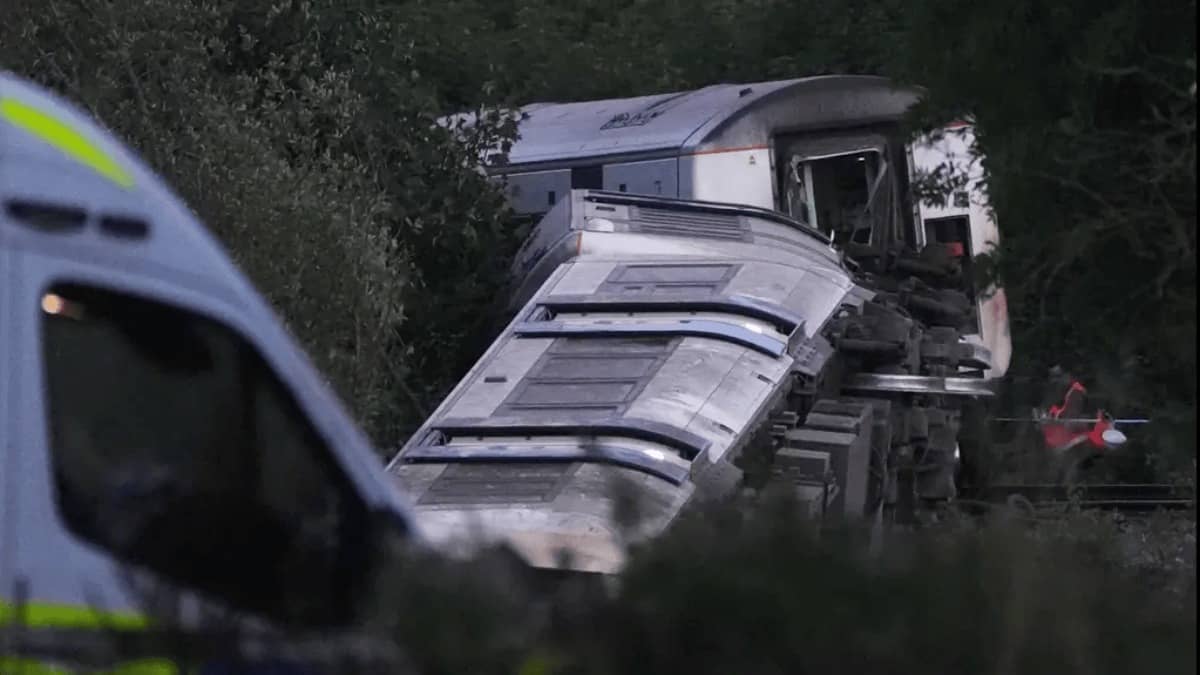 Passenger Train Derails and 11 People Injured After Carriages Overturn in Southern England