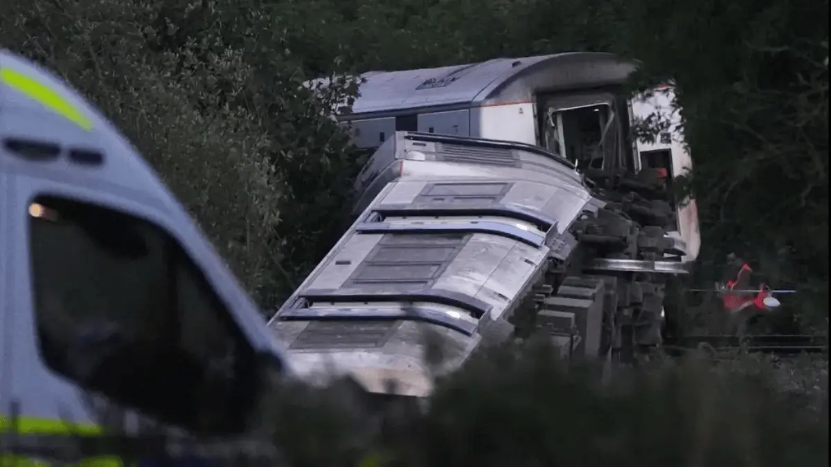 Passenger Train Derails and 11 People Injured After Carriages Overturn in Southern England Passenger Train Derails and 11 People Injured After Carriages Overturn in Southern England