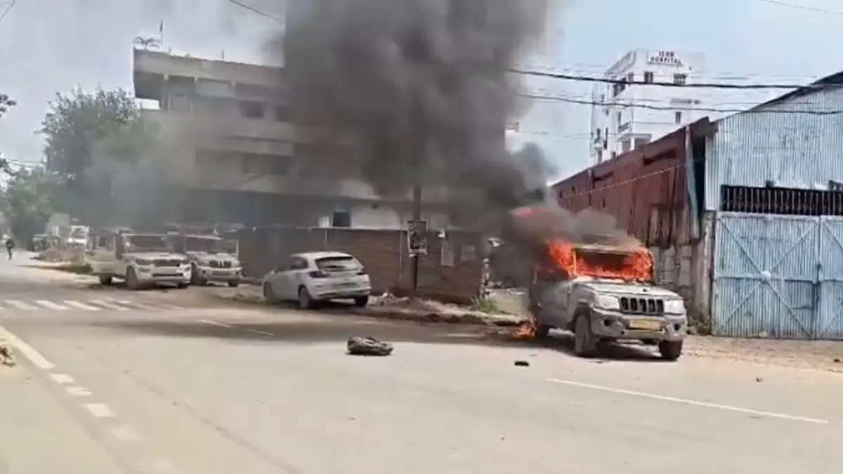 Patna Violence: Mob Torches Bus, Police Outpost After Fatal Road Accident on NH-30 Patna Violence: Mob Torches Bus, Police Outpost After Fatal Road Accident on NH-30