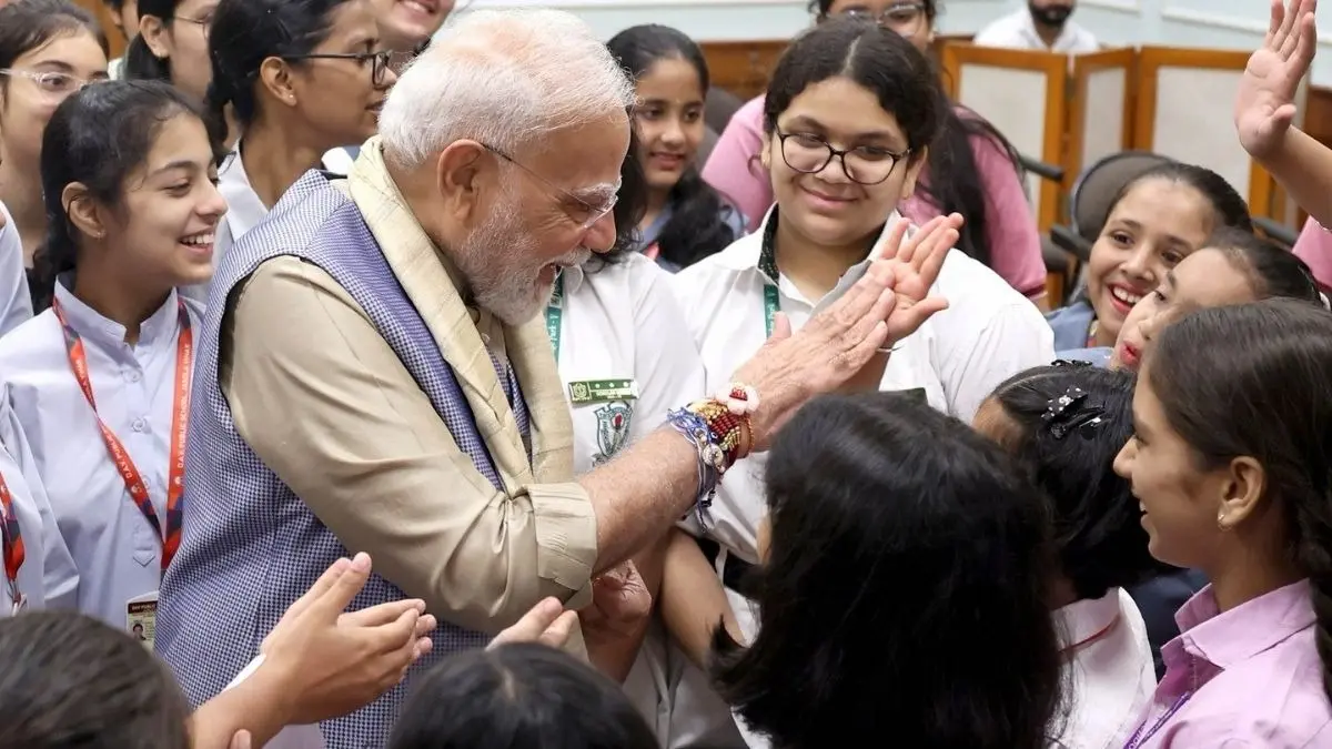 कुर्ता पायजामा, ब्लू रंग की बंडी और राखियों से भरी कलाई... PM मोदी ने अपने आवास पर Gen-Alpha के साथ मनाया रक्षाबंधन, Photos PM Modi President celebrates Raksha Bandhan at residence