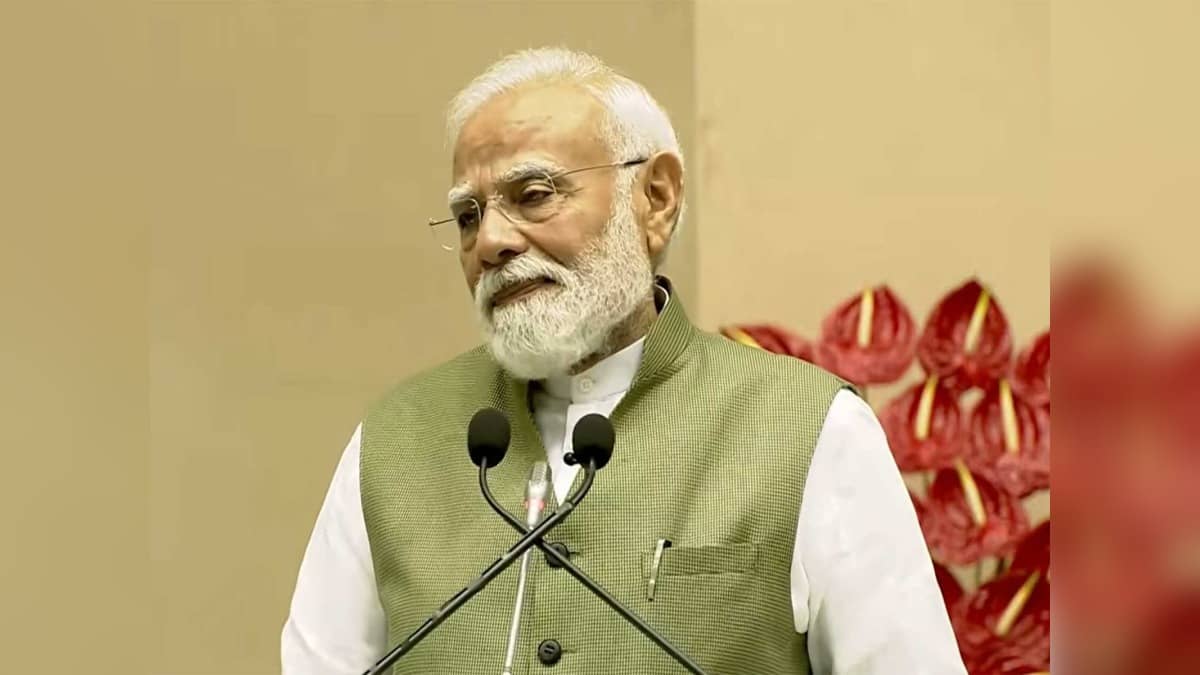 PM Modi Urges Youth to Read Autobiographies, Warns Against 'Shortcut' Culture of Reels and Social Media