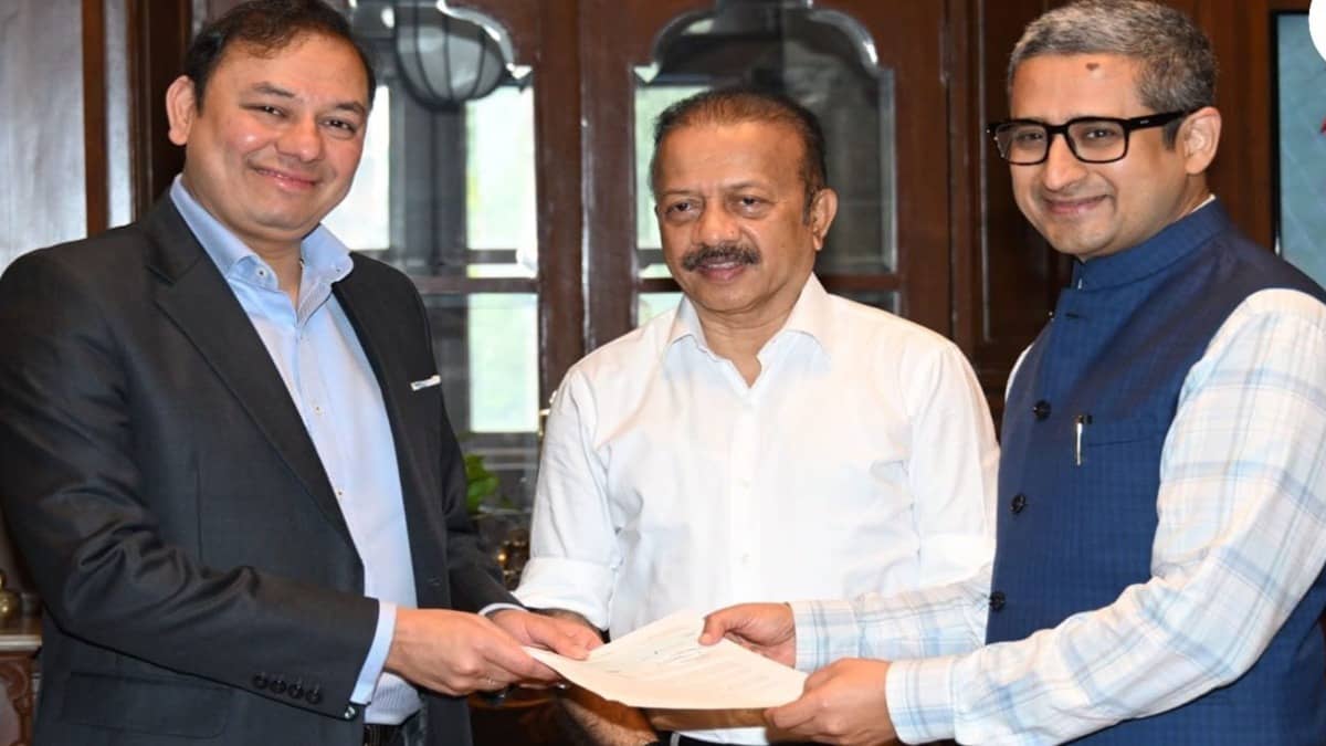 Pranav Adani Contributes Rs 15 Crore for Adding 100 New Cars to Mumbai Police Fleet, Salutes Its Work to Keep City Safe