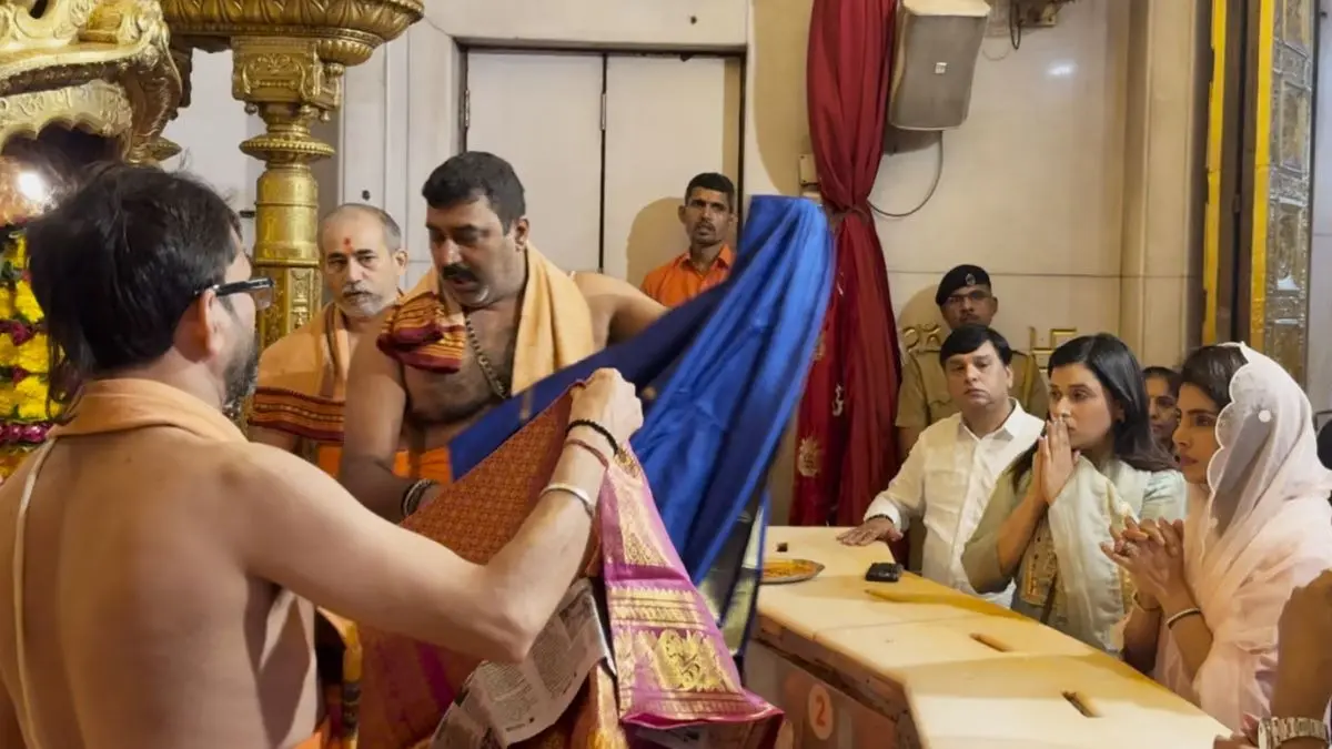 Priyanka Chopra Offers Prayers at Siddhivinayak Temple in Mumbai Priyanka Chopra at Siddhivinayak