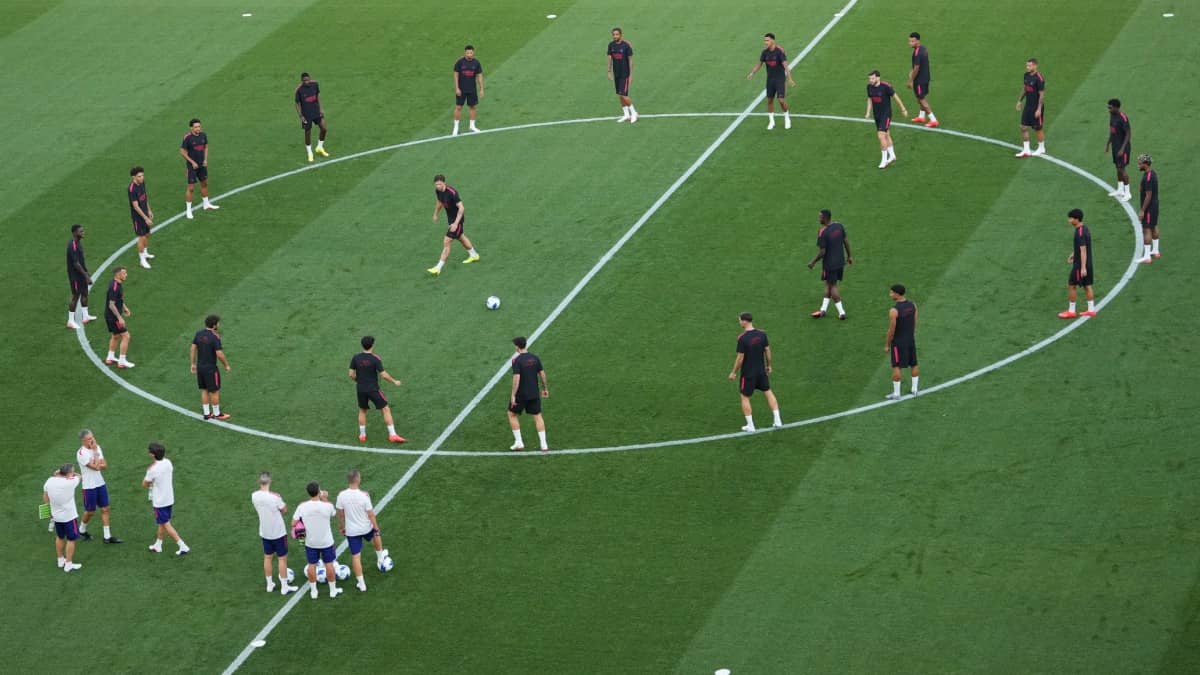 PSG players take part in a practice session