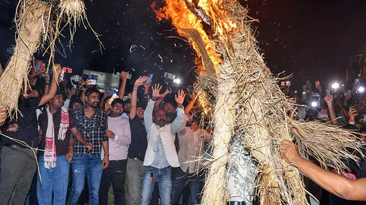 Ranchi: 3 FIRs Filed Against 14 Named and 200 Unidentified Persons Over Clashes During CM Effigy Burning March Ranchi: 3 FIRs Filed Against 14 Named and 200 Unidentified Persons Over Clashes During CM Effigy Burning March