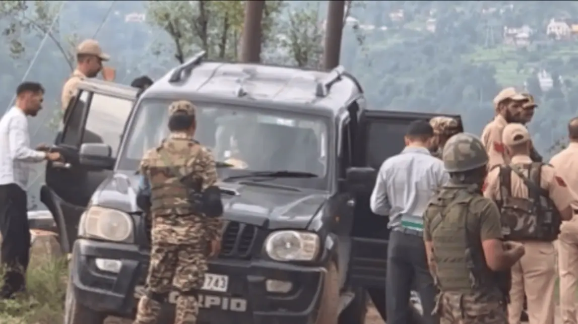 SUV Evades Multiple Security Checkpoints in J&K's Ramban, Police Open Fire; Vehicle Seized SUV Evades Multiple Security Checkpoints in J&K's Ramban, Police Open Fire; Vehicle Seized After Driver Flees