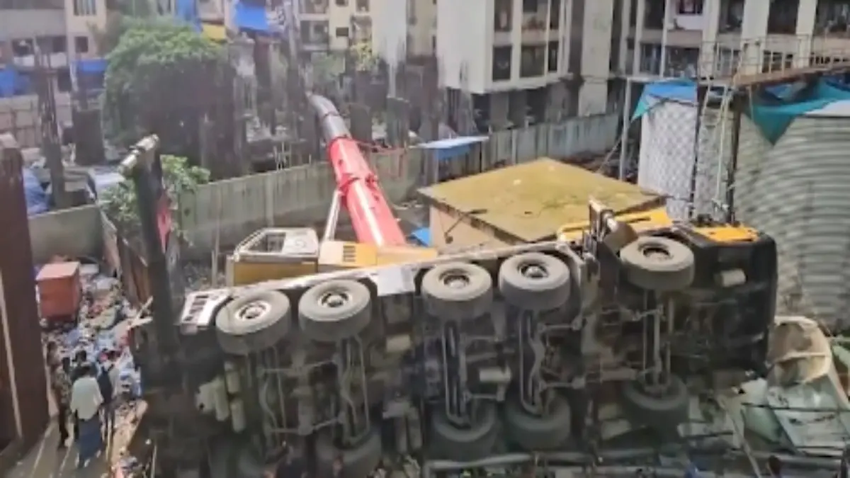 Several Injured as Massive Crane Collapses on House in Mumbai's Kurla Several Injured as Massive Crane Collapses on House in Mumbai's Kurla