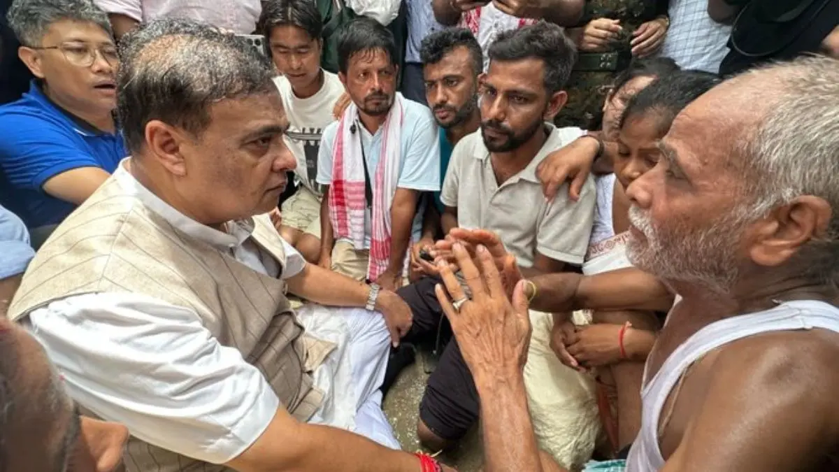 Assam Floods: शिवसागर में बाढ़ पीड़ितों के बीच पहुंचे सीएम हिमंत सरमा, राहत शिविरों की स्थिति का लिया जायजा शिवसागर में बाढ़ पीड़ितों के बीच पहुंचे सीएम हिमंत सरमा