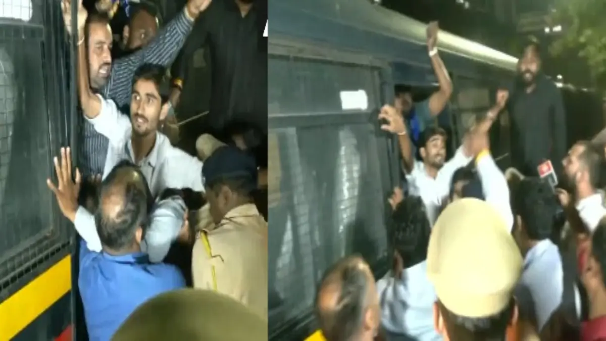 Tensions Flare Between ABVP-NSUI Outside Pune's COEP University Hostel Ahead of Rahul Gandhi's Pune Event Tensions flare between ABVP-NSUI outside Pune's COEP University hostel ahead of Rahul Gandhi's Pune event