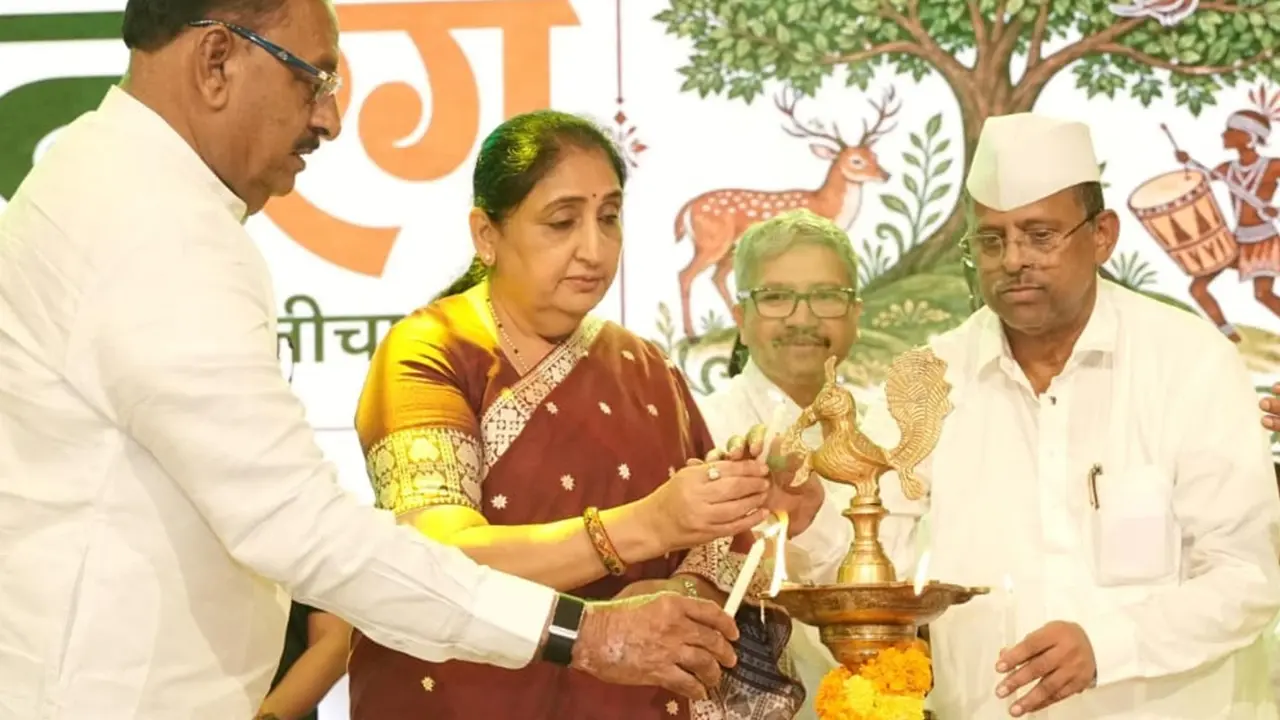 दक्षिण मुंबई के नरीमन पॉइंट पर गूंजी आदिवासियों की थाप, उपमुख्यमंत्री सुनेत्रा पवार ने किया 'वनरंग 2026' का उद्घाटन दक्षिण मुंबई के नरीमन पॉइंट पर गूंजी आदिवासियों की थाप, उपमुख्यमंत्री सुनेत्रा पवार ने किया 'वनरंग 2026' का उद्घाटन