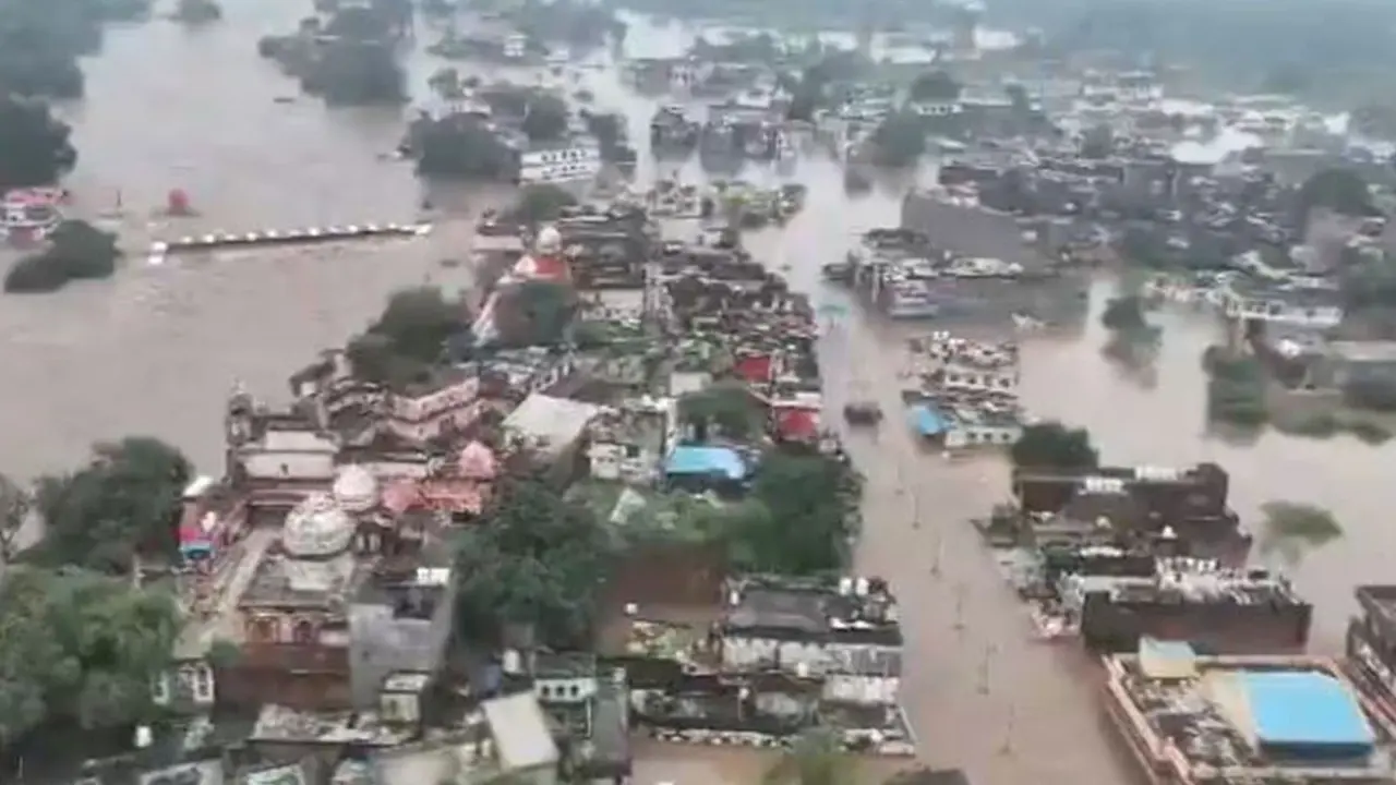 Uttar Pradesh: Chitrakoot on High Alert as Mandakini River Overflows; Drones Deployed for Surveillance Uttar Pradesh: Chitrakoot on High Alert as Mandakini River Overflows; Drones Deployed for Surveillance