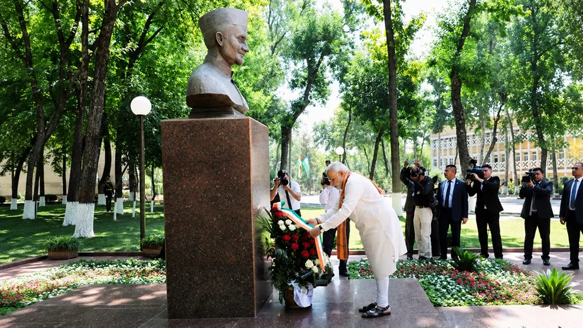 'We Remember a Towering Statesman': PM Modi as He Pays Floral Tribute to Lal Bahadur Shastri in Tashkent 'We Remember a Towering Statesman': PM Modi as He Pays Floral Tribute to Lal Bahadur Shastri in Tashkent