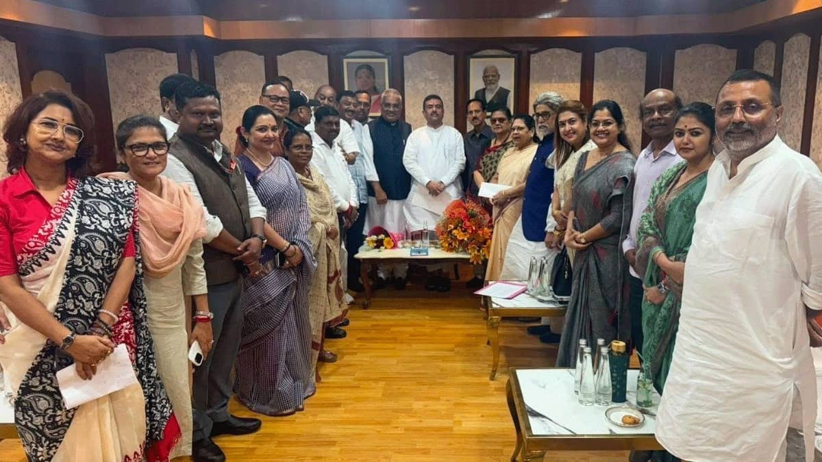 West Bengal CM Suvendu Adhikari Meets Ex-TMC MPs in Delhi Amid Political Churn