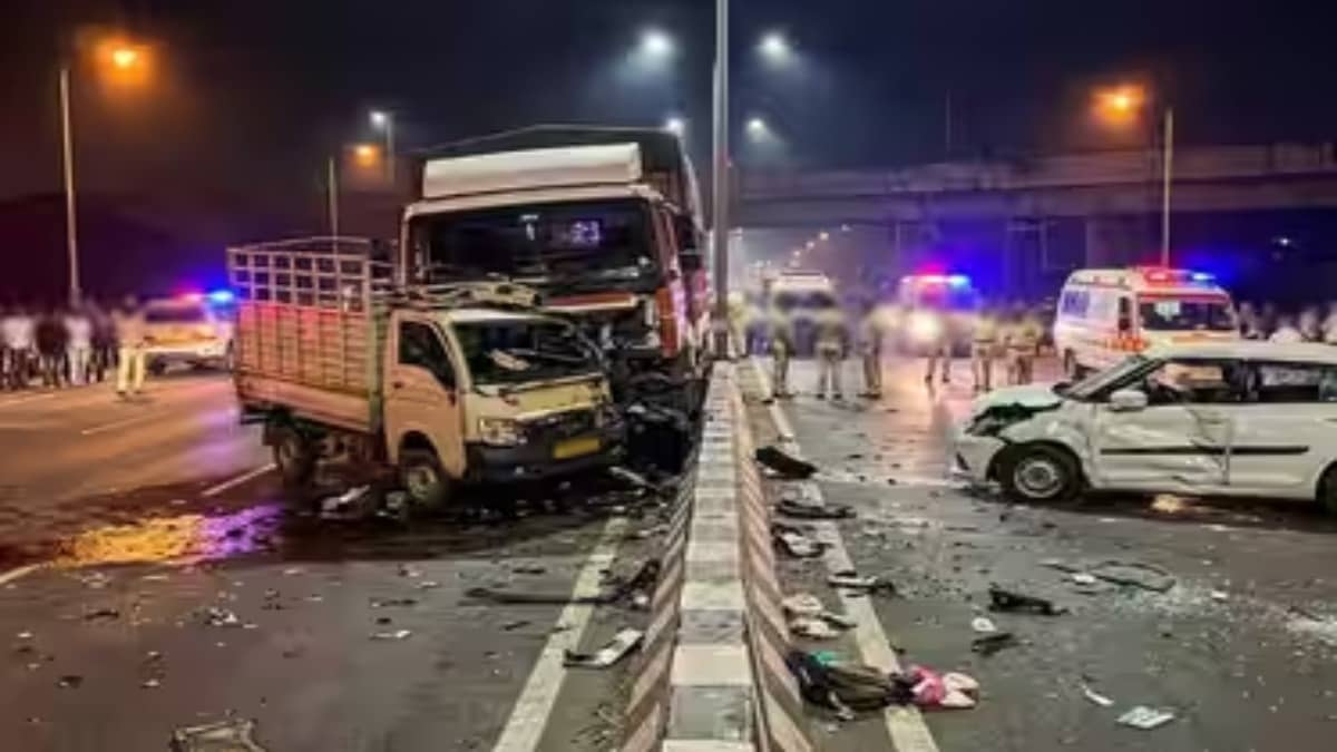 2 Killed, 12 Injured in Multi-Vehicle Crash on Pune-Bengaluru Highway