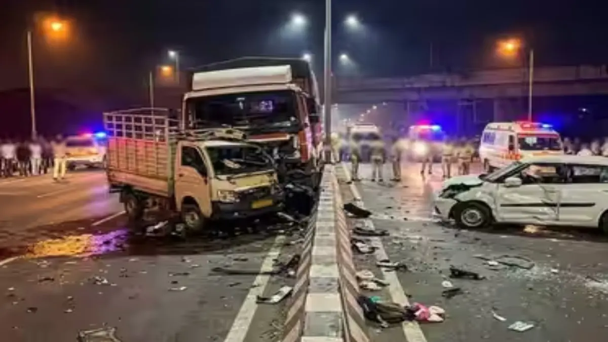 2 Killed, 12 Injured in Multi-Vehicle Crash on Pune-Bengaluru Highway 2 Killed, 12 Injured in Multi-Vehicle Crash on Pune-Bengaluru Highway