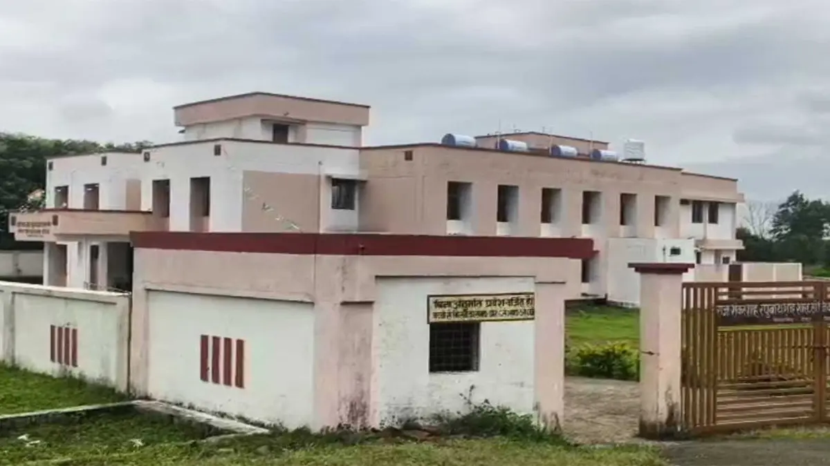 MP Boys’ Hostel Horror: Seniors Beat 3 Juniors With Belts, Burn Their Hands Over Theft Allegations 3 Juniors Beaten, Hands Burned by Seniors Over Theft at MP Hostel