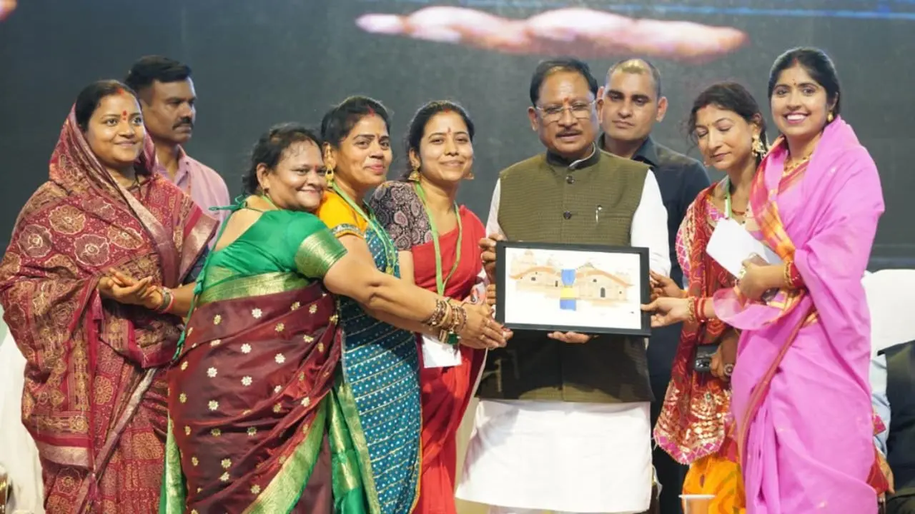 बहतराई स्टेडियम में गूंजा तीजा तिहार का उल्लास, मुख्यमंत्री विष्णु देव साय ने बहनों संग साझा की पर्व की खुशियां बहतराई स्टेडियम में गूंजा तीजा तिहार का उल्लास,CM साय ने साझा की खुशियां