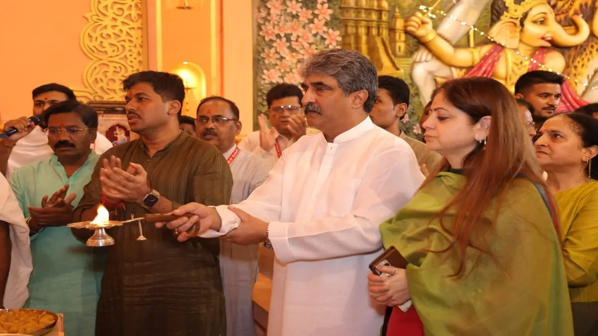 Bhausaheb Rangari Ganpati: Lt Gen Pushkar, Saina Nehwal Among VVIP Visitors Bhausaheb Rangari Ganpati: Lt Gen Pushkar, Saina Nehwal Among VVIP Visitors