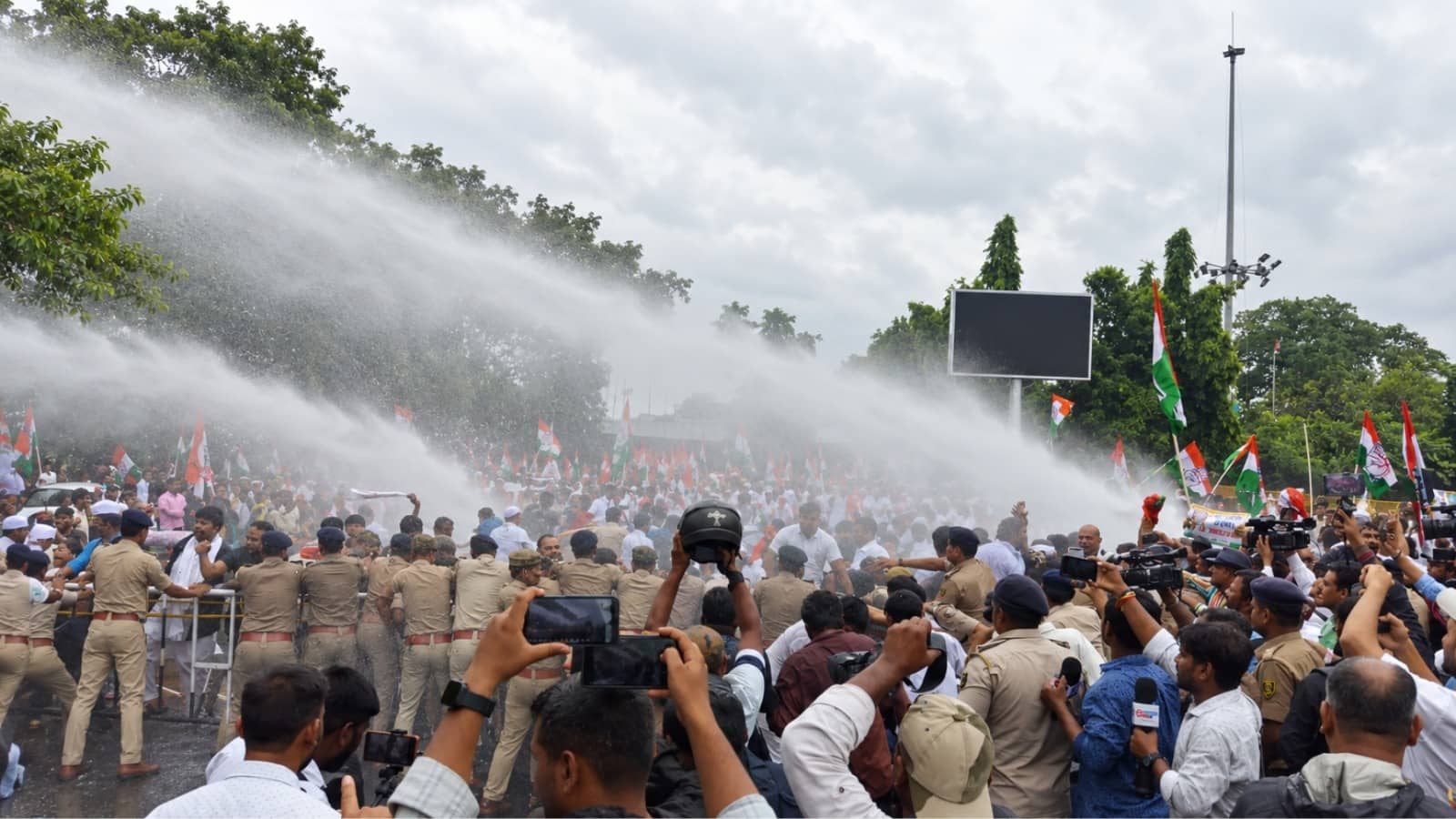 Bihar: SIR पर बवाल के बीच CEC ज्ञानेश कुमार के खिलाफ पटना में सड़कों पर उतरे कांग्रेसी कार्यकर्ताओं का हंगामा, पुलिस ने किया वॉटर कैनन का इस्तेमाल
