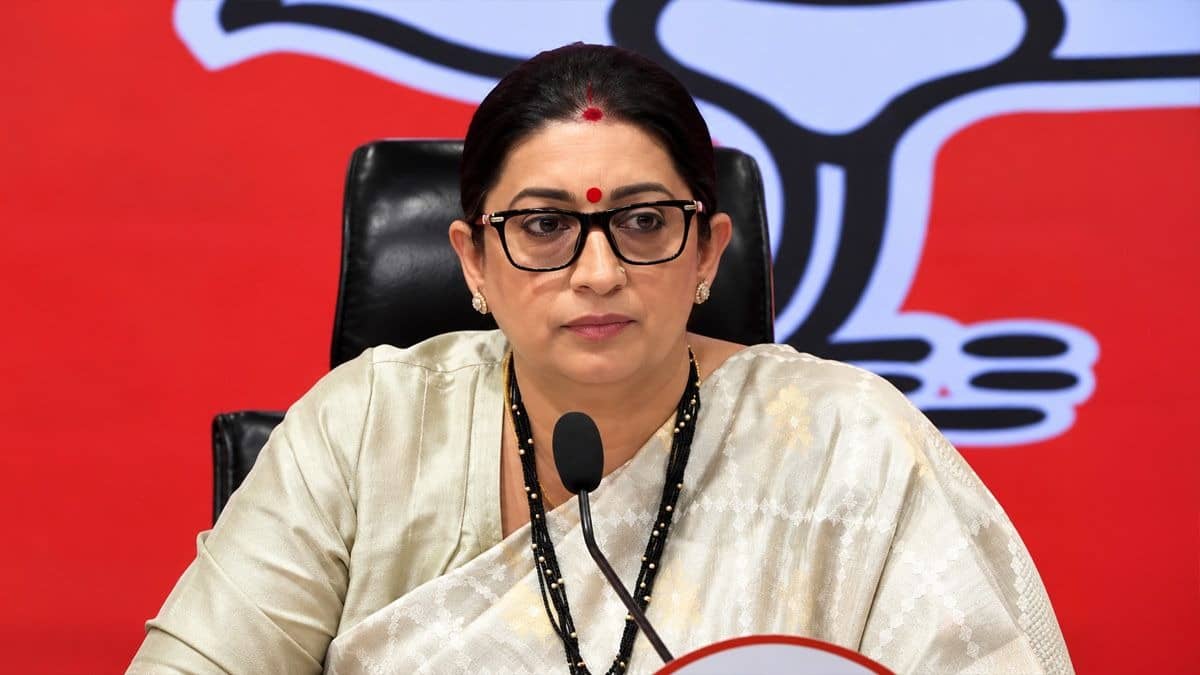 कांग्रेस देश के संवैधानिक व्यवस्था को तार-तार करने में कोई कसर नहीं छोड़ रही, हार की समीक्षा के बजाय वह चुनाव आयोग पर हमला कर रही है- स्मृति ईरानी