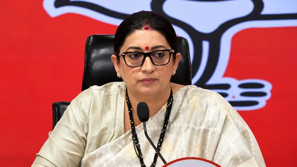 कांग्रेस देश के संवैधानिक व्यवस्था को तार-तार करने में कोई कसर नहीं छोड़ रही, हार की समीक्षा के बजाय वह चुनाव आयोग पर हमला कर रही है- स्मृति ईरानी bjp national general secretary smriti irani slam Congress over Election Commission row