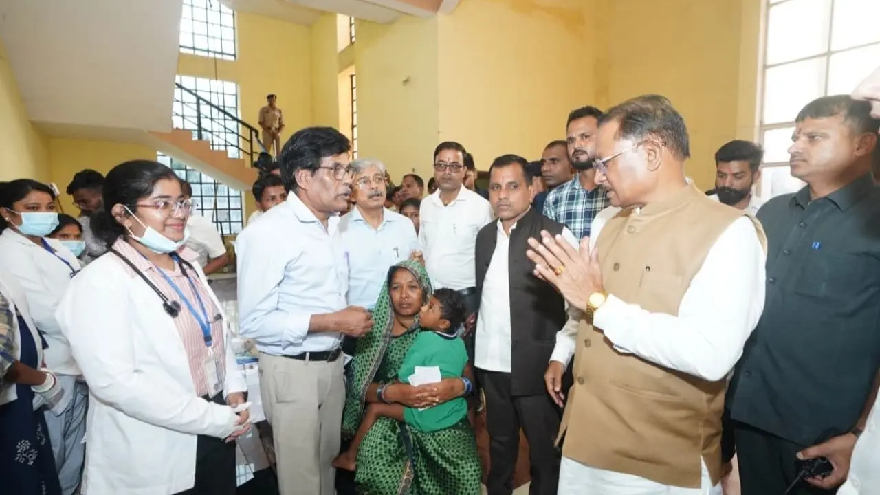 बस्तर के बाढ़ प्रभावित क्षेत्रों में पहुंचे मुख्यमंत्री विष्णु देव साय, प्रभावित परिवारों से मिलकर जाना हाल बस्तर के बाढ़ प्रभावित क्षेत्रों में पहुंचे मुख्यमंत्री विष्णु देव साय