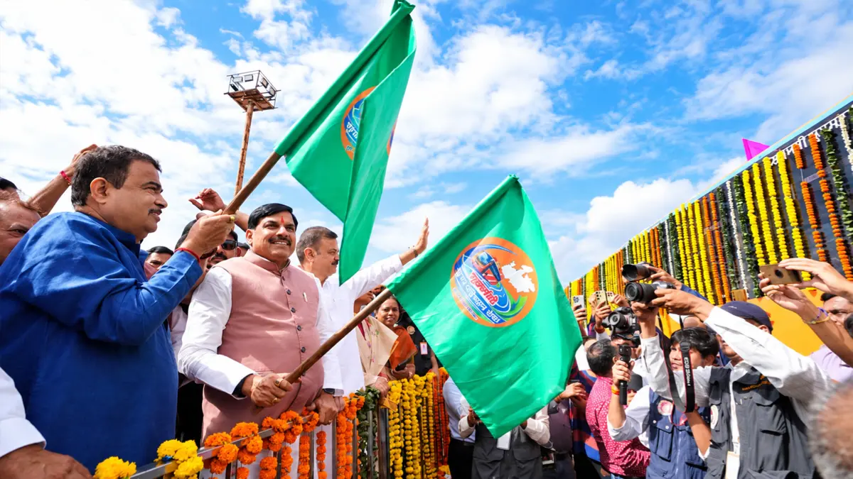 MP की जनता को मिली बड़ी सौगात, CM मोहन यादव और मंत्री नितिन गडकरी ने 351 ई-बसों को दिखाई हरी झंडी CM Mohan Yadav
