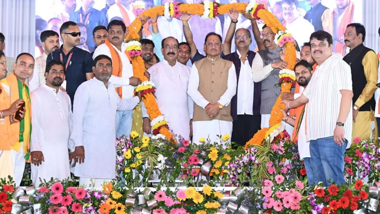 विकसित छत्तीसगढ़ के निर्माण में अब कोई बाधा नहीं, विकास की गति होगी और तेज: मुख्यमंत्री विष्णु देव साय CM साय ने सफाई मित्रों और स्वच्छता दीदियों का किया सम्मान