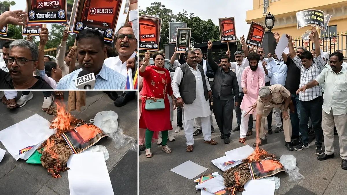 Cong's Udit Raj Burns Manusmriti Copies Over FIR on Rahul Gandhi in 'Purification' Row Outside RSS Delhi HQs; Detained Cong's Udit Raj Burns Manusmriti Copies Over FIR on Rahul Gandhi in 'Purification' Row Outside RSS Delhi HQs; Detained