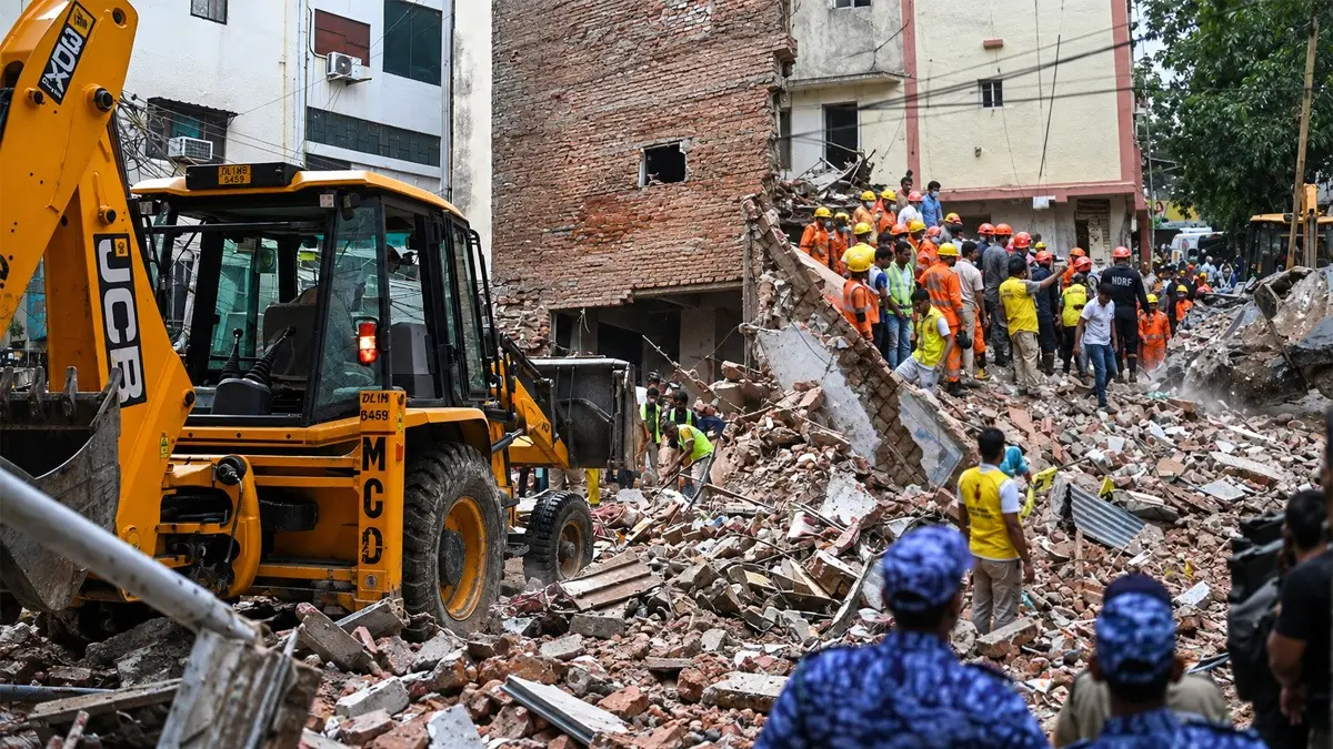 Delhi Building Collapse: सत्य निकेतन हादसे के बाद MCD की खुली नींद, आज गिराई जाएगी बगल की कमजोर बिल्डिंग; 27 जर्जर इमारतें पर भी चलेगा बुलडोजर Delhi Building Collapse
