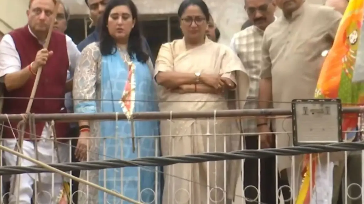 Delhi CM Reaches Satya Niketan Building Collapse Site; MP Bidhuri Says Probe Panel Formed, Mayor Urges Focus on Rescue Delhi CM Reaches Satya Niketan Building Collapse Site; MP Bidhuri Says Probe Panel Formed, Mayor Urges Focus on Rescue