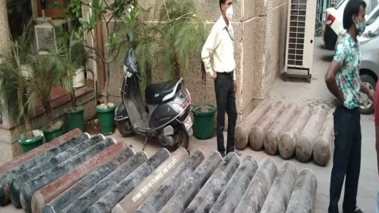 1 Dead, 4 Injured in Commercial Oxygen Cylinder Explosion at Delhi's Okhla Industrial Area Delhi: Cylinder Blast near Community Hall in Okhla Phase-1 Leaves 1 Injured