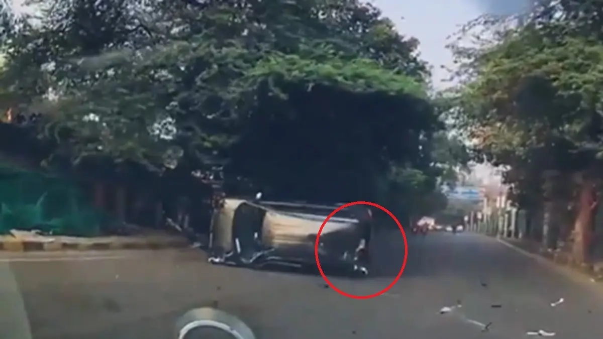 Delhi Horror On Camera: Speeding WagonR Flips And Spins Like A Top After Hitting Divider In Shakti Nagar Delhi Horror On Camera: Speeding WagonR Flips And Spins Like A Top After Hitting Divider In Shakti Nagar