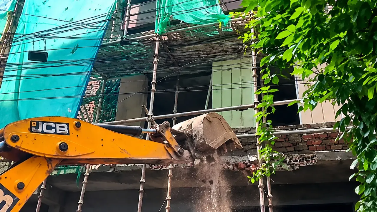 सत्य निकेतन हादसे के बाद एक्शन में MCD, लक्ष्मी नगर, पांडव नगर समेत कई इलाकें में अवैध निर्माण पर गरजा बुलडोजर delhi mcd action bulldozer
