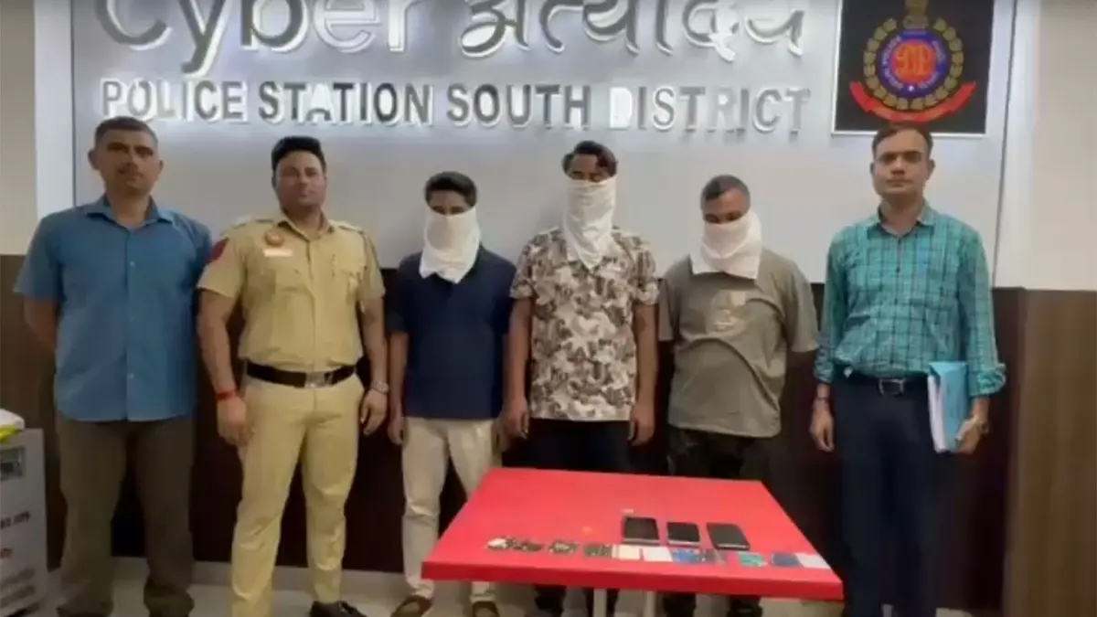 Delhi Police Bust APK-Based Cyber Fraud Syndicate; Three Arrested from Ahmedabad Delhi Police Bust APK-Based Cyber Fraud Syndicate; Three Arrested from Ahmedabad