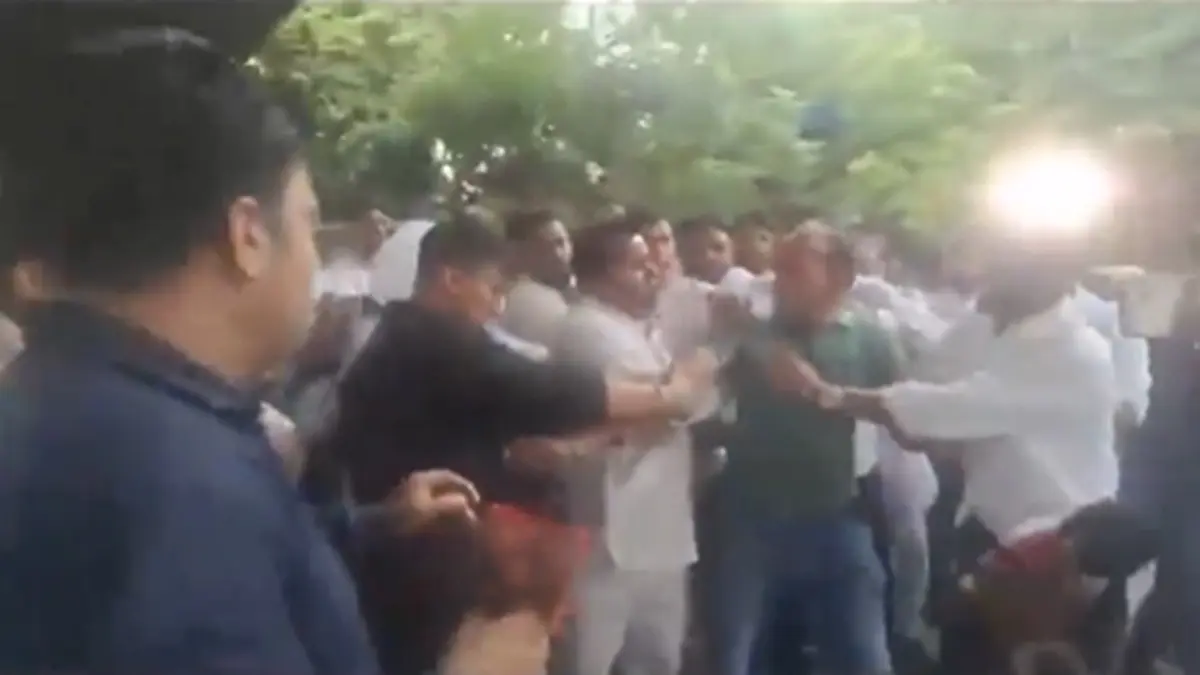 Delhi Police Head Constable Assaulted During AAP Protest In Tilak Nagar; AAP MLAs Jarnail Singh And Saurabh Bharadwaj Detained Delhi Police Head Constable Assaulted During AAP Protest In Tilak Nagar; AAP MLAs Jarnail Singh And Saurabh Bharadwaj Detained