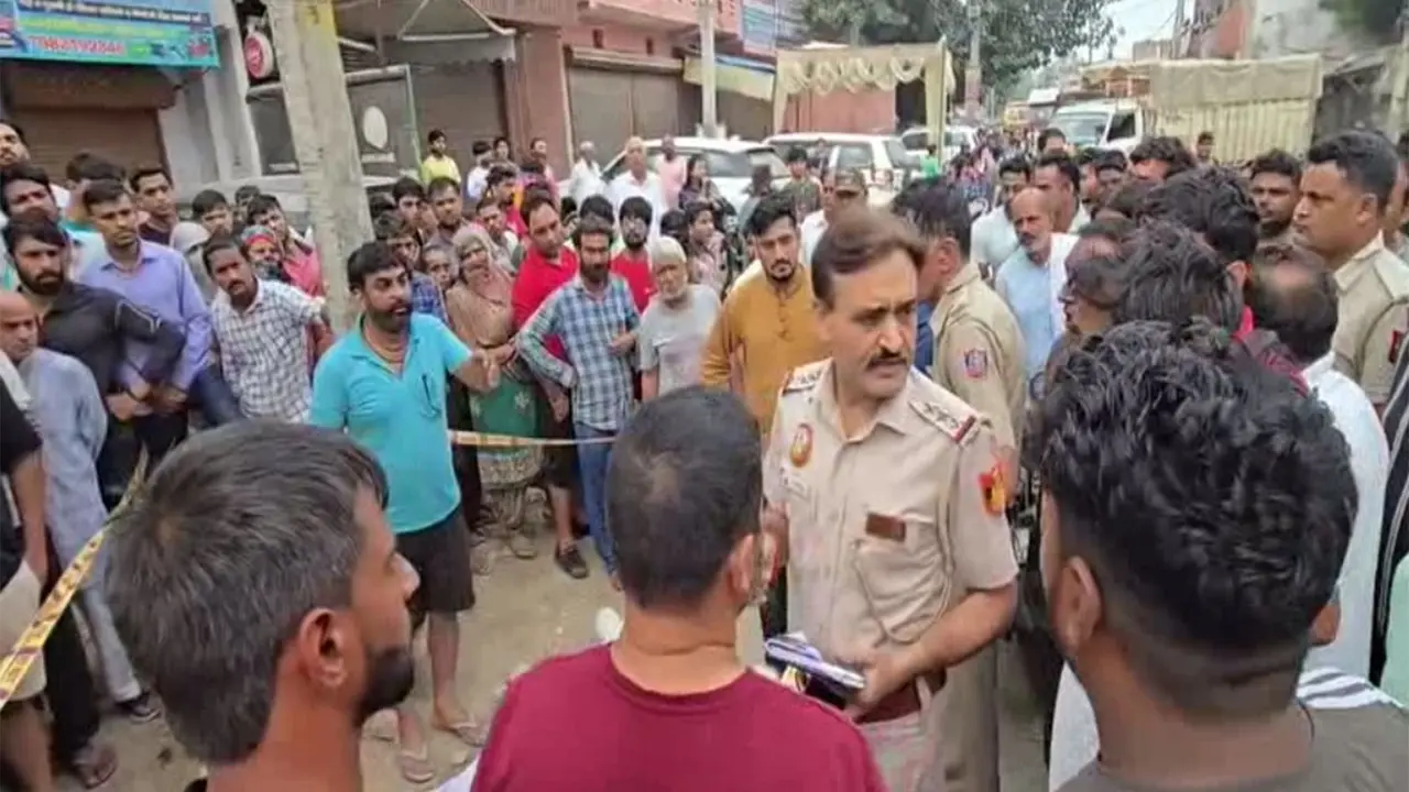 Delhi: Property Dealer Shot Dead Outside Gym in Narela; Around 16 Rounds Fired Delhi: Property Dealer Shot Dead Outside Gym in Narela; Around 16 Rounds FiredDelhi: Property Dealer Shot Dead Outside Gym in Narela; Around 16 Rounds Fired