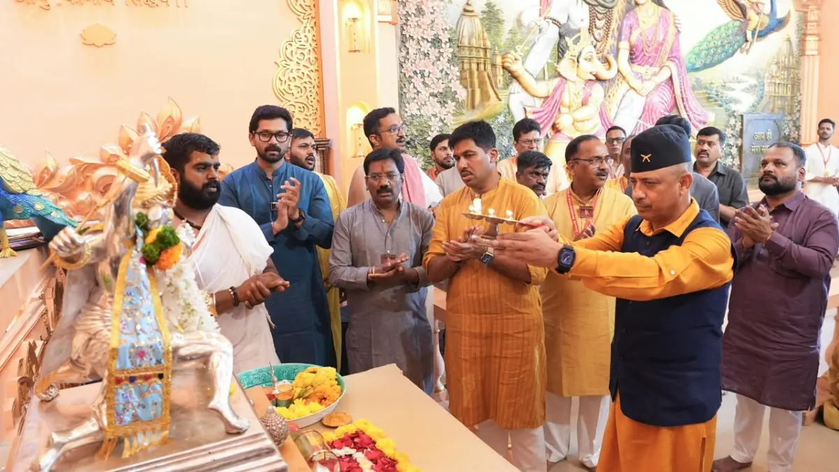 DG Assam Rifles Lt Gen Vikas Lakhera Joins Maha Aarti at Ganpati Mandal Praises Mandal For Preserving Pune’s Ganeshotsav Heritage DG Assam Rifles Lt Gen Vikas Lakhera Joins Maha Aarti at Ganpati Mandal Praises Mandal For Preserving Pune’s Ganeshotsav Heritage