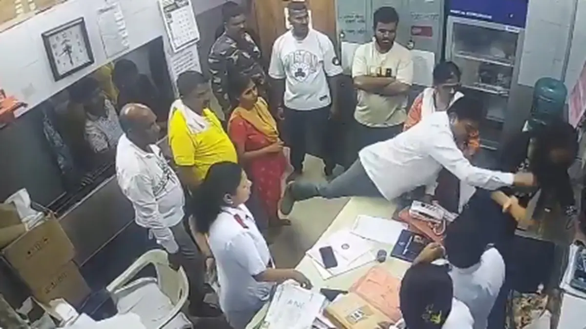 Dombivli Hospital Assault: Supreme Court Concerned Over Assaults On Doctors, Issues Notice To Shiv Sena Corporator Mhatre Dombivli Hospital Assault: Supreme Court Concerned Over Assaults On Doctors, Issues Notice To Shiv Sena Corporator Mhatre